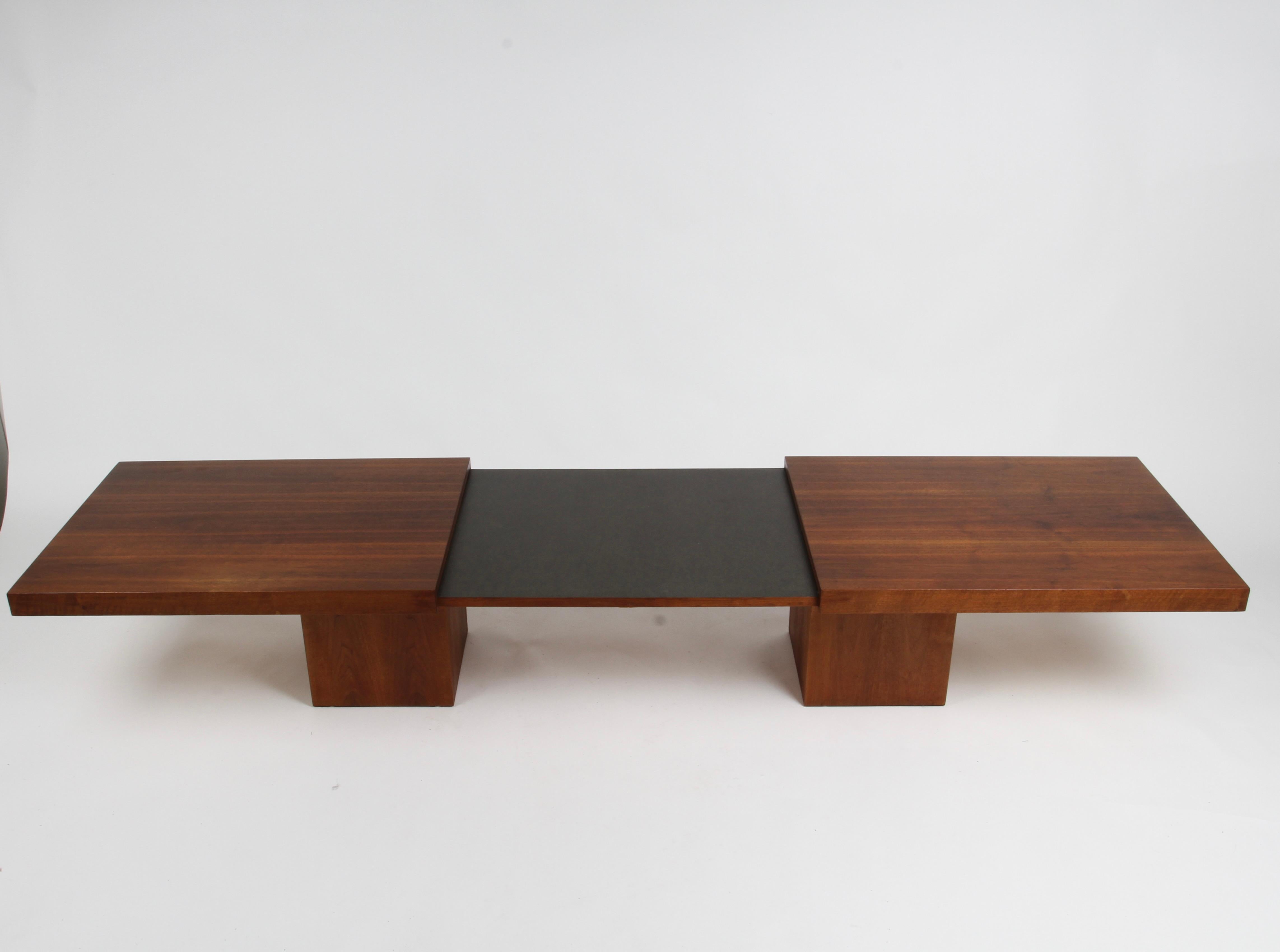 John Keal Mid-Century Modern Walnut Expanding Coffee Table by Brown Saltman In Good Condition For Sale In St. Louis, MO