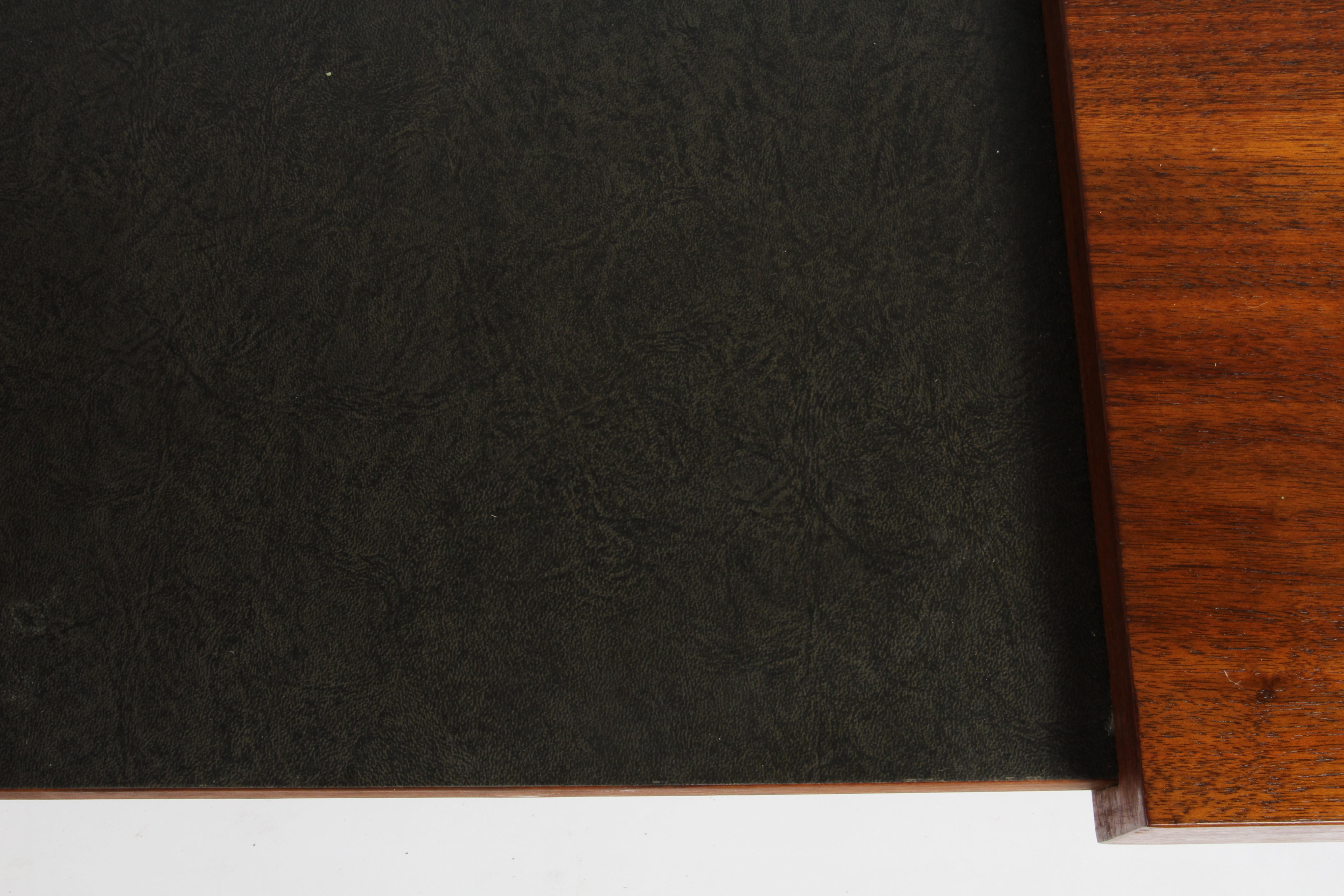 Noyer I John Keal Table basse extensible en noyer moderne du milieu du siècle par Brown Saltman en vente