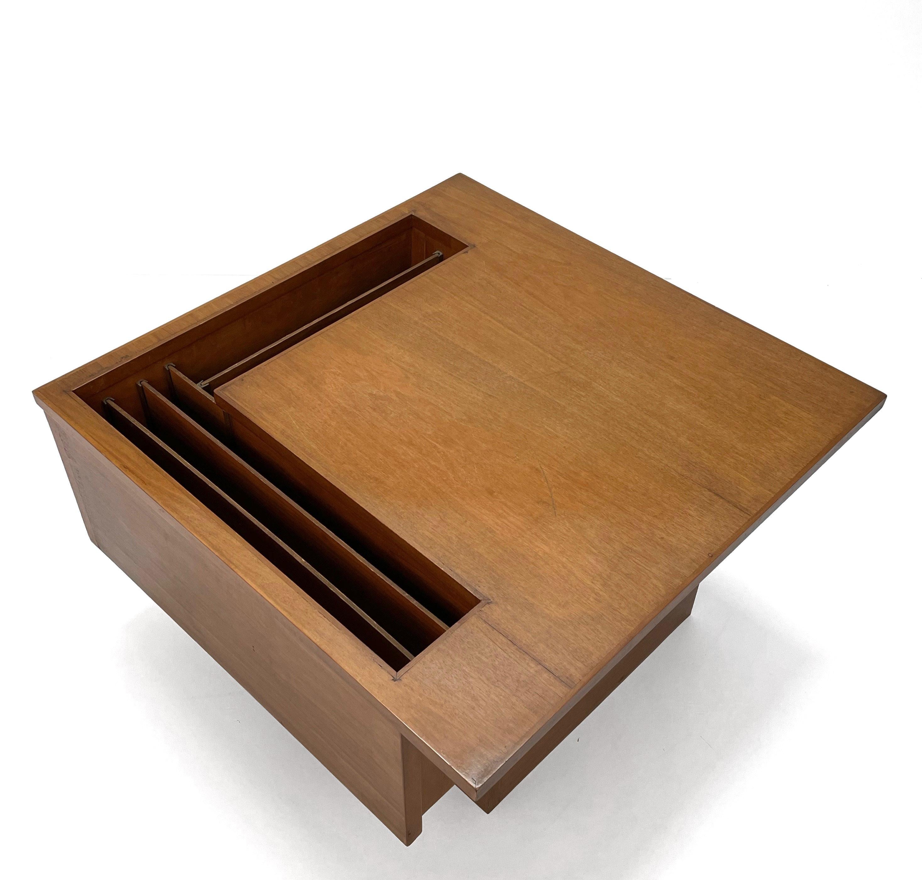 John Keal Midcentury Walnut Magazine Rack Coffee Table for Brown Saltman, 1960s In Good Condition For Sale In Roma, IT