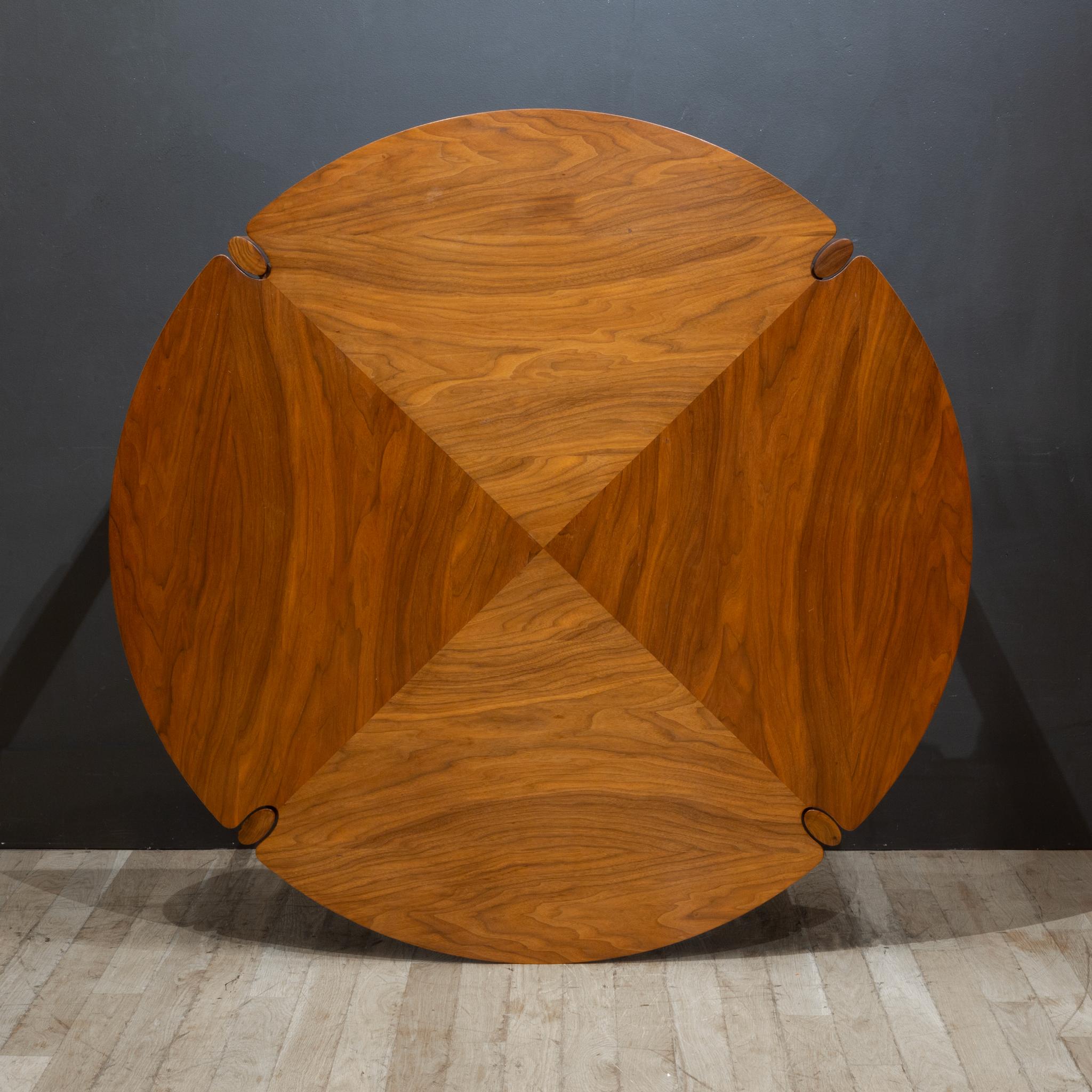 Américain John Keal Sculpted Walnut Dining Table for Brown Saltman c.1960 en vente