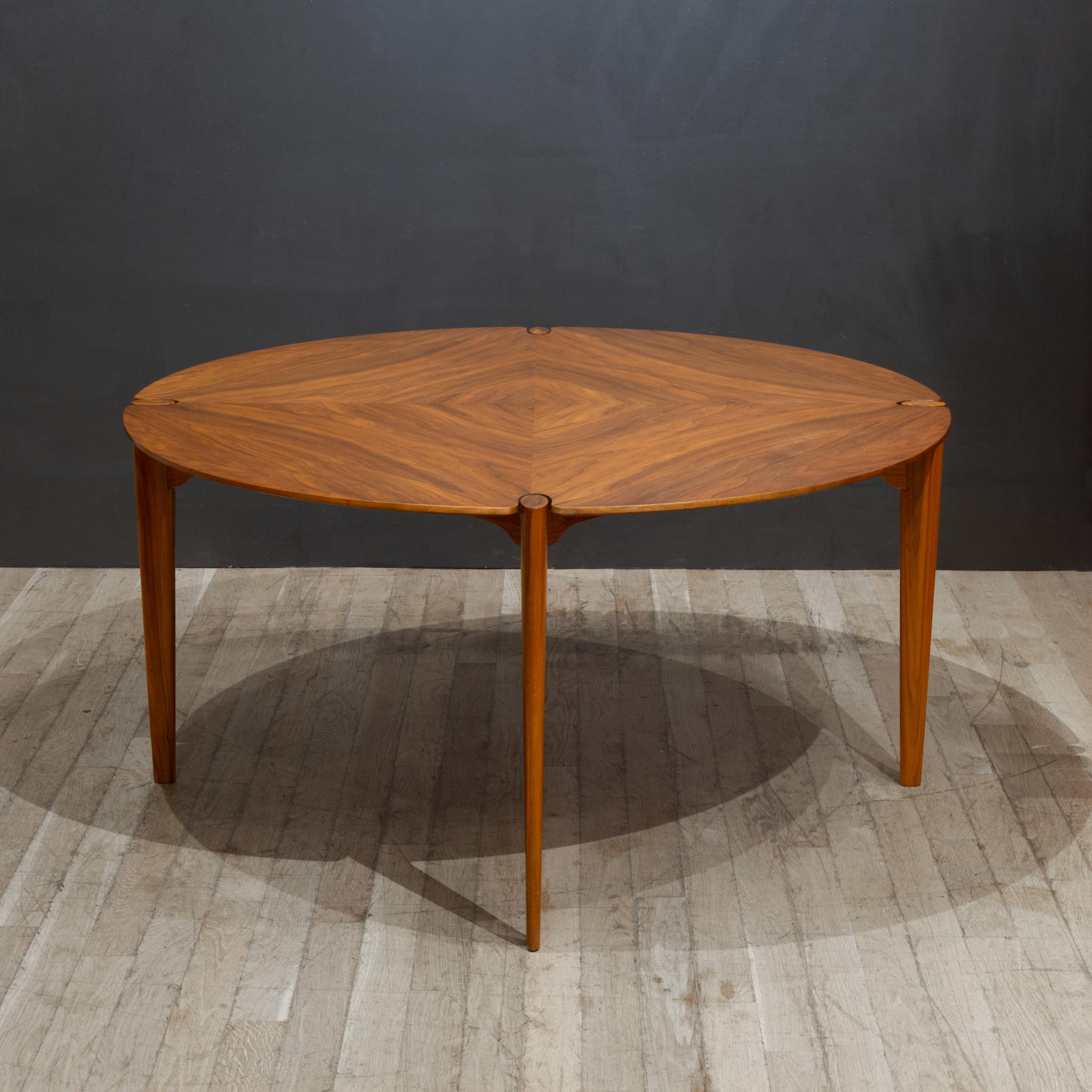 John Keal Sculpted Walnut Dining Table for Brown Saltman c.1960 Bon état - En vente à San Francisco, CA