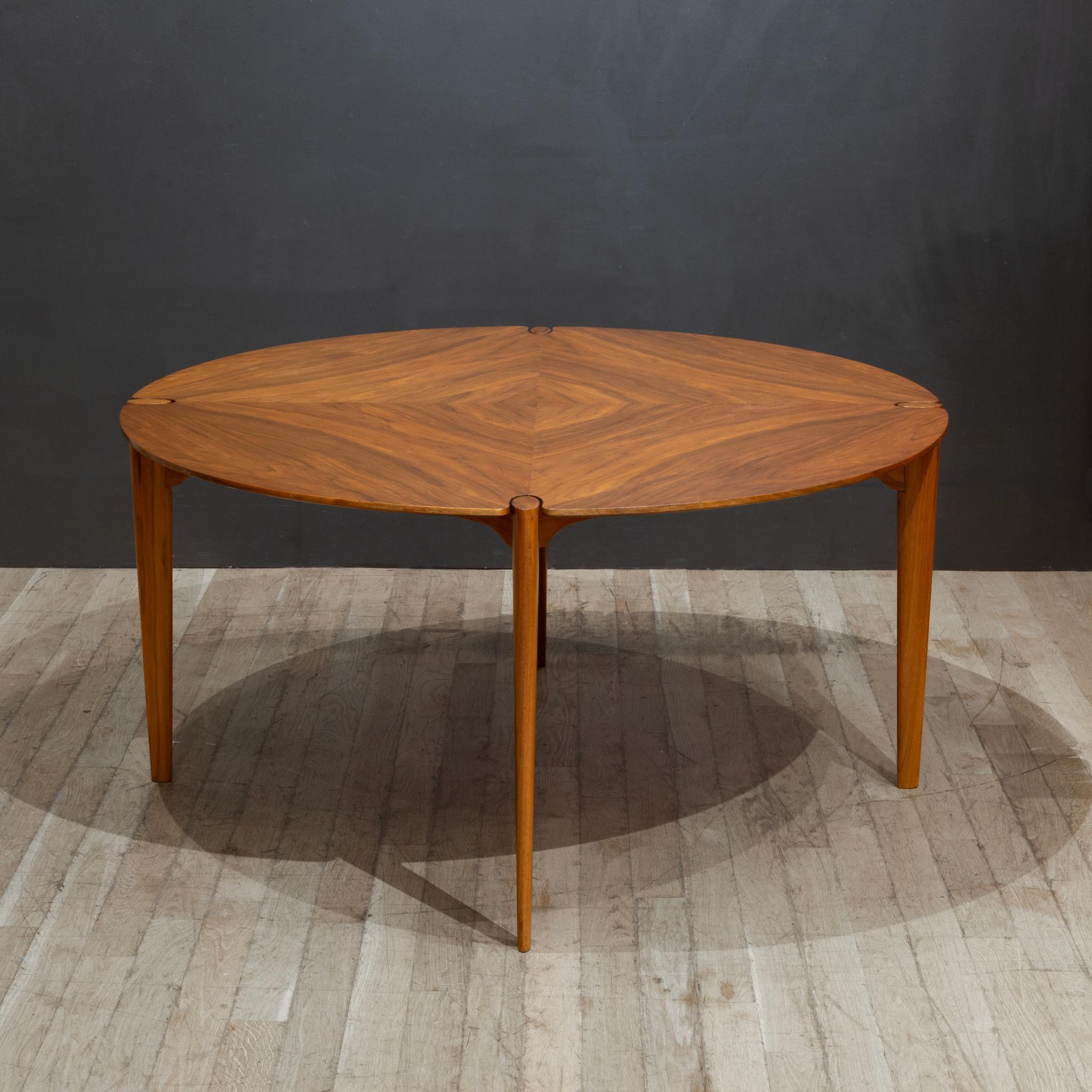 20ième siècle John Keal Sculpted Walnut Dining Table for Brown Saltman c.1960 en vente