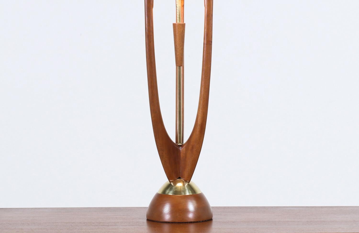 John Keal Sculpted Walnut Trident-Style Table Lamp for Modeline In Excellent Condition In Los Angeles, CA