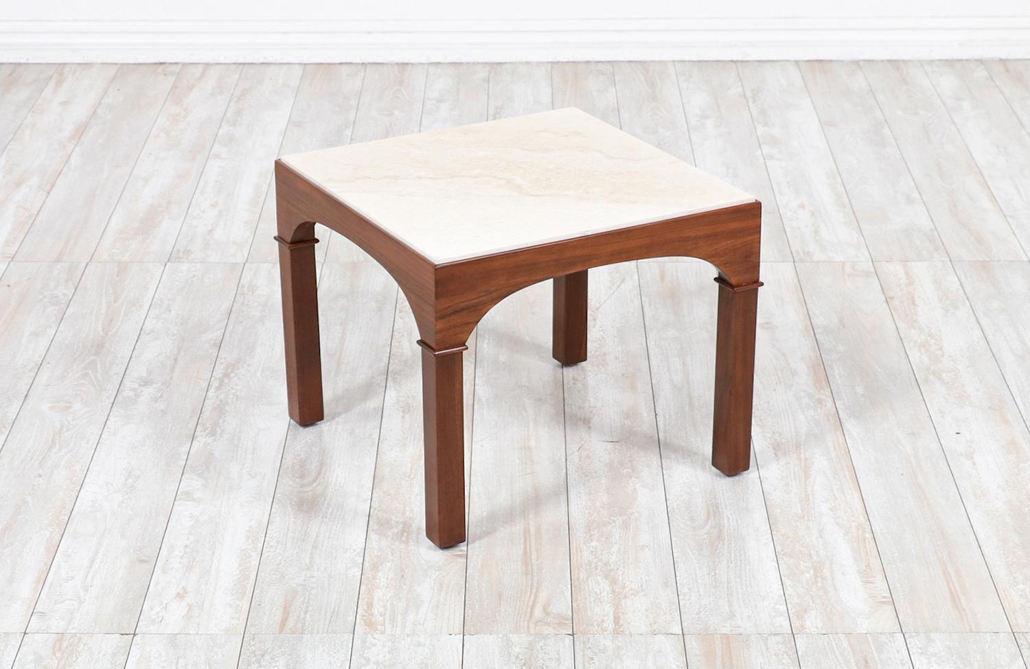 Table d'appoint élégante conçue par John Keal et fabriquée par Brown Saltman aux États-Unis vers les années 1950. Ce modèle unique a été récemment remis à neuf par notre équipe d'artisans qualifiés dans l'atelier de Los Angeles et présente son