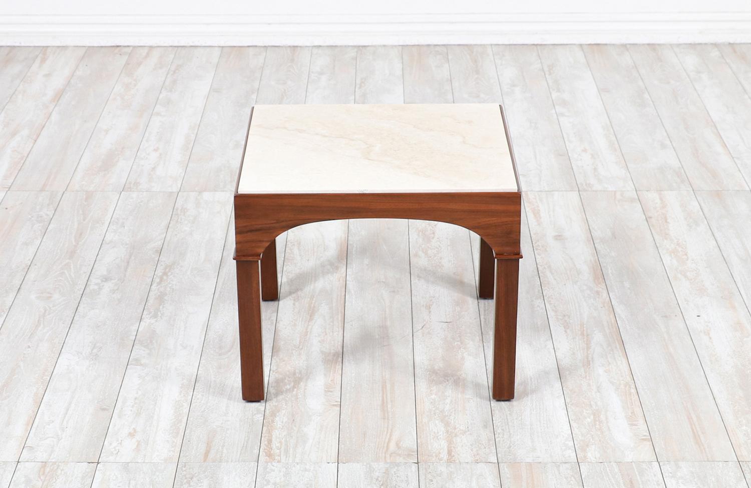 Mid-Century Modern Table d'appoint John Keal avec plateau en pierre de travertin pour Brown Saltman en vente