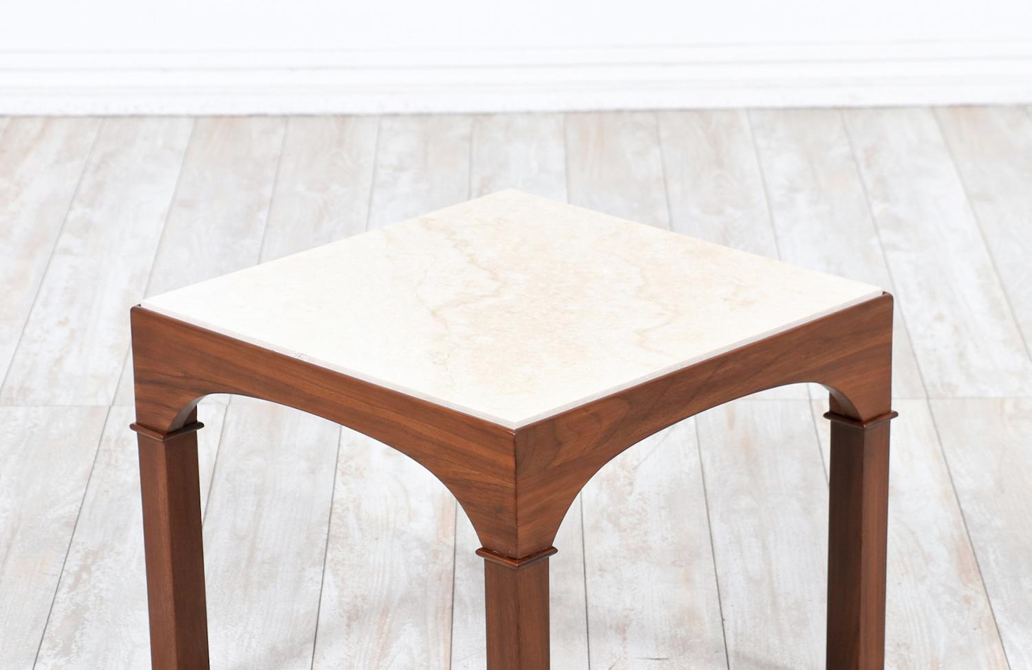 Table d'appoint John Keal avec plateau en pierre de travertin pour Brown Saltman Excellent état - En vente à Los Angeles, CA