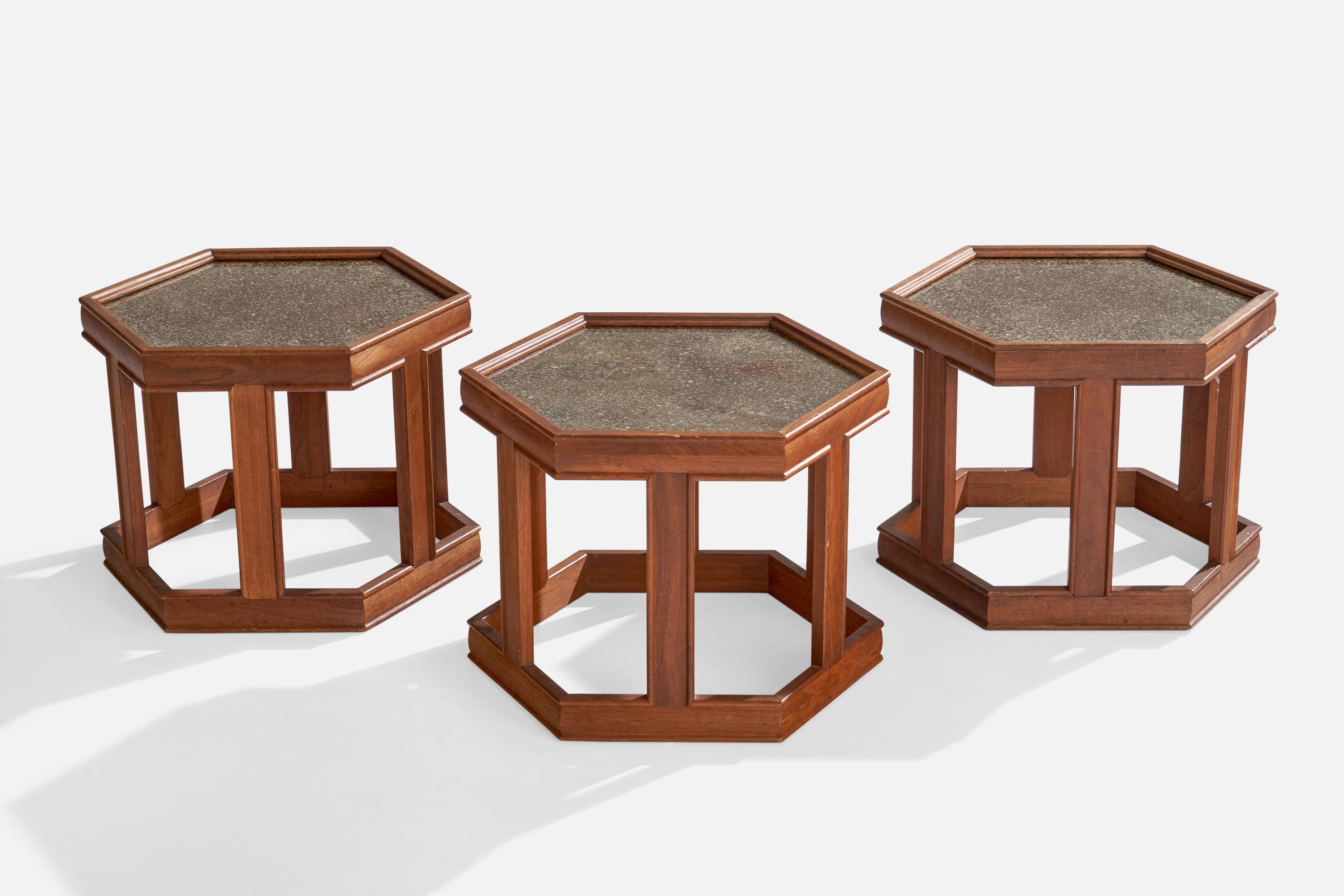 Ein Satz von drei Beistelltischen aus Nussbaum, Steinkomposit und Glas, entworfen von John Keal und hergestellt von Brown Saltman, USA, ca. 1960er Jahre.

Abmessungen: 15,625