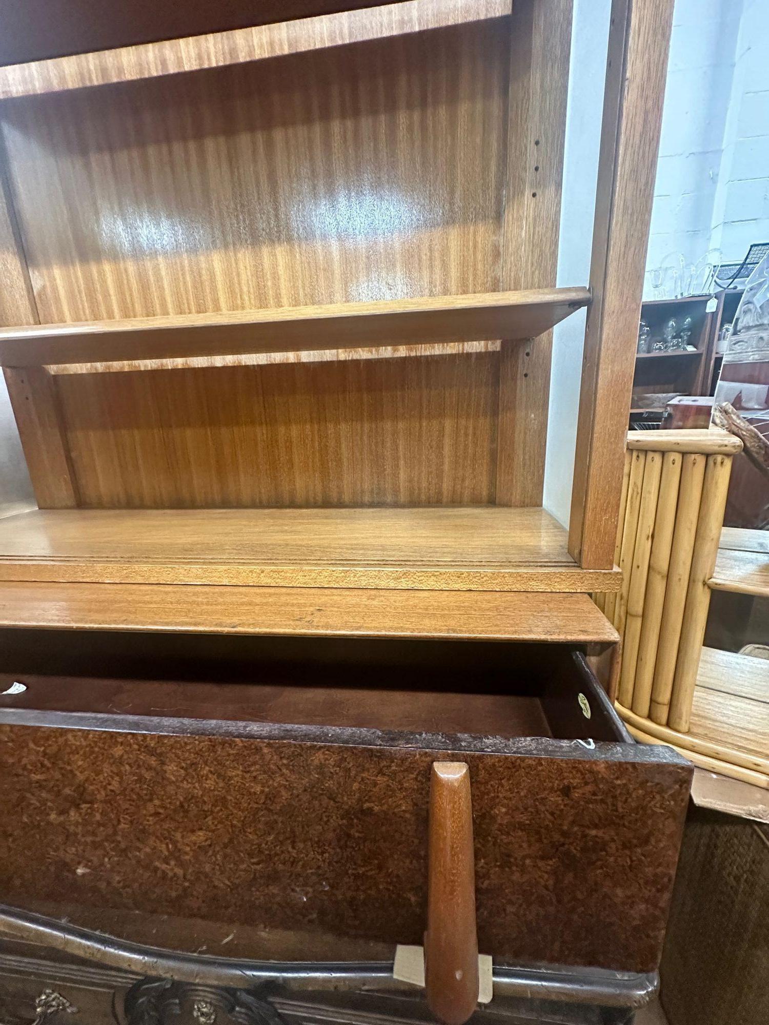 Mid-Century moderno Mobile da parete/vetrina con cassetti di John Keal per Brown Saltman in vendita