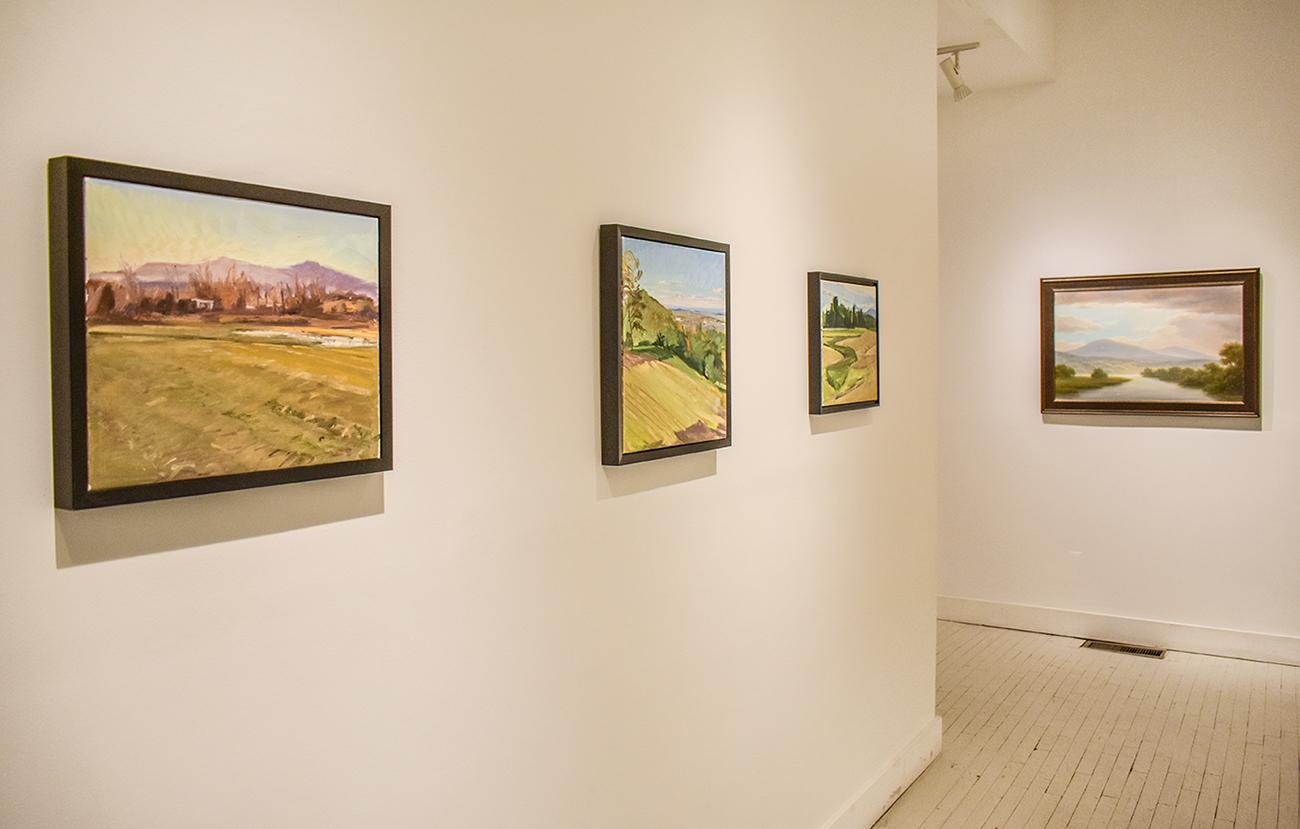 En plein air, impressionistisches Landschaftsgemälde des Hudson Valley mit den Catskill Mountains und Herbstlaub unter blauem Himmel
Herbstliche Landschaftsmalerei mit blauer, grüner und erdfarbener Farbpalette
Öl auf Leinwand, 14 x 17 Zoll in