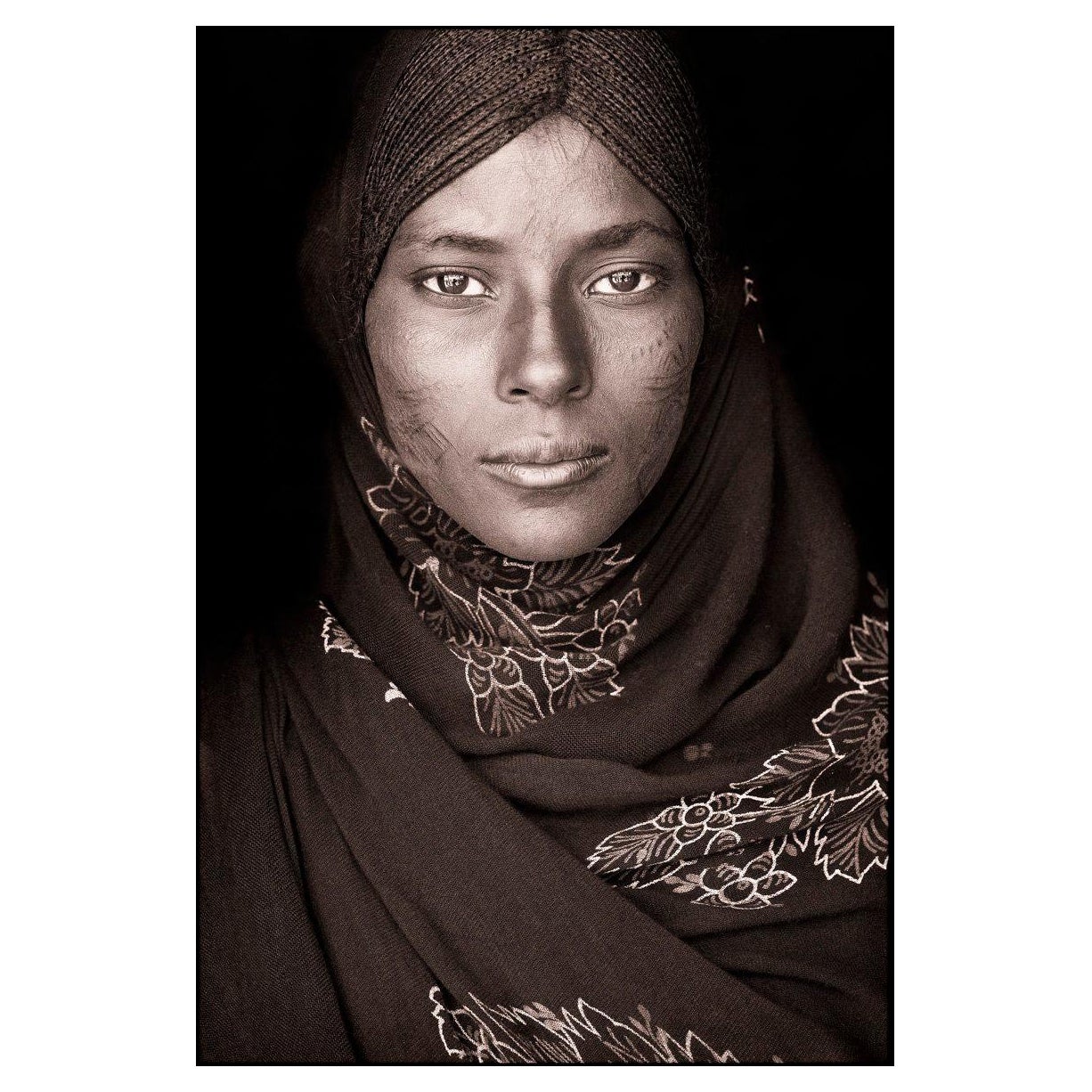 Afar Woman of Assaita par John Kenny. Impression de type C avec montage frontal en acrylique.