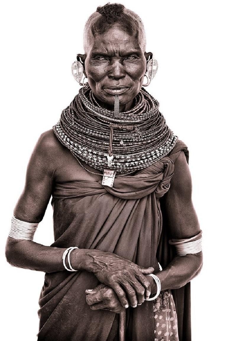 Un anziano Turkana nel Kenya settentrionale

I. Johns utilizza una semplice luce naturale e costruisce studi primitivi di fortuna con lenzuola bianche acquistate localmente! La luce soffusa gli permette di catturare un notevole livello di dettaglio.