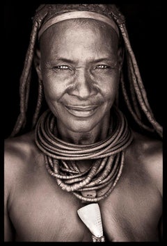 Fire of the Himba von John Kenny.  36 x 24 Zoll großes Porträt mit Acryl-Face-Mount