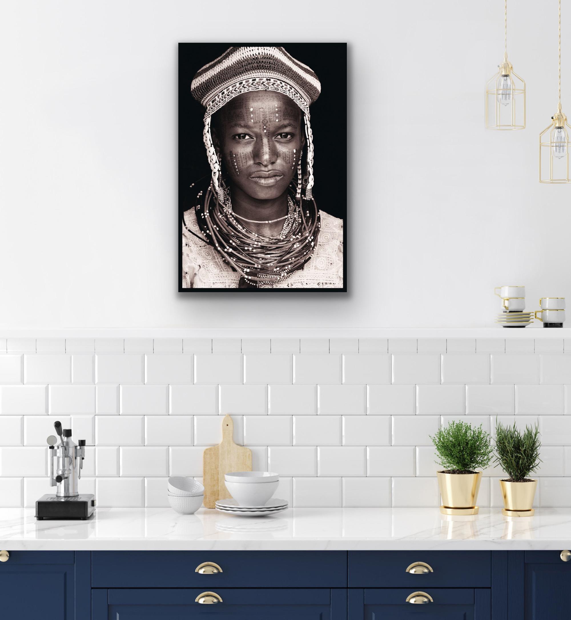 Ceremony Fulani Bapteme de John Kenny.  Portrait de 36 x 24 pouces avec monture en acrylique en vente 1