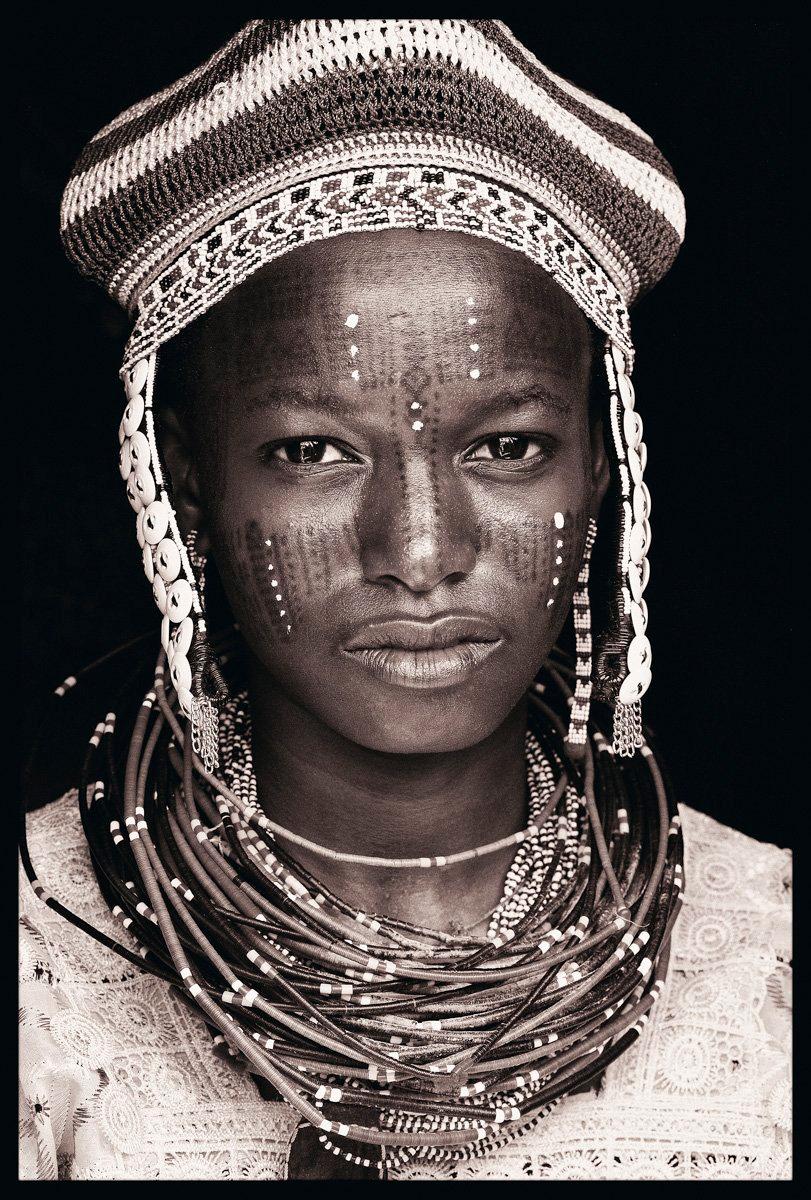 Cerimonia del battesimo Fulani di John Kenny.  Ritratto, stampa di tipo C con montaggio sul viso