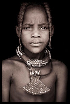 Himba Child l de John Kenny.  Photographie de portrait de 67 x 46 cm avec peinture à visage en acrylique