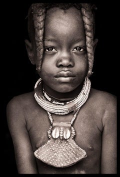 Himba Child ll von John Kenny.  26.5 x 18 Zoll großes Porträtfoto mit Acryl-Face-Mount