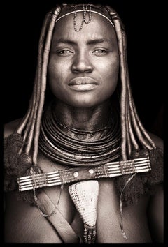 Himba Lady de John Kenny.  Photo portrait 54 x 36"" avec montage frontal en acrylique