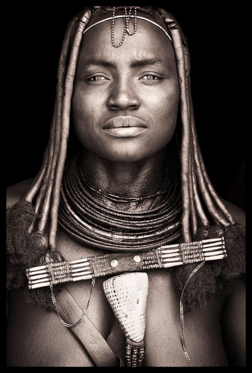 Himba Lady I von John Kenny.  26.5 x 18 Zoll großes Porträtfoto mit Acryl-Face-Mount