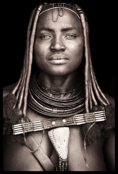 Dama Himba I de John Kenny.  Foto retrato de 26,5 x 18" con montura facial acrílica