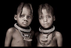 Siblings Himba de John Kenny.  Photographie de portrait de 67 x 46 cm avec peinture à visage en acrylique