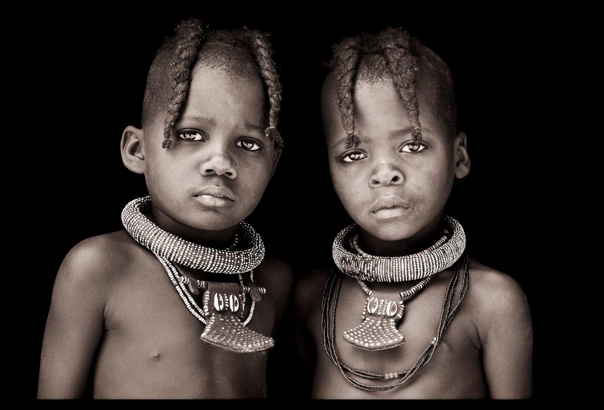 Hermanos Himba de John Kenny.  Retrato, Impresión tipo C sin montar, 2010