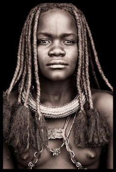 Himba Woman par John Kenny.  Photographie de portrait de 67 x 46 cm avec peinture à visage en acrylique