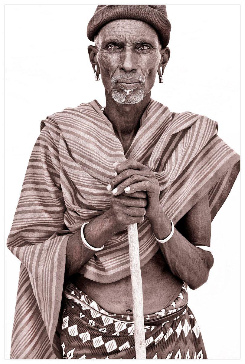 Dieser Älteste aus einer Rendille-Gemeinde im Norden Kenias trägt einen typischen bunten Stoff, der um seinen Körper gewickelt ist. Sie ist im Wesentlichen dasselbe wie die deckenähnliche "Shuka", die von Samburu- und Massai-Männern getragen