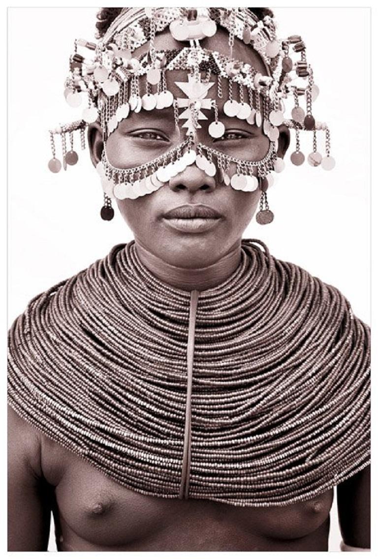 Una ragazza Rendille in Kenya

Un ritorno in Kenya.  In questo viaggio Johns ha adottato un approccio diverso all'illuminazione.  Costruire studi di fortuna con lenzuola bianche acquistate localmente e sorrette da quattro guerrieri con le loro