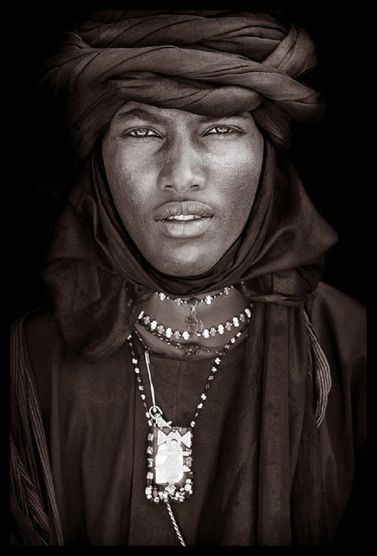 Un hombre wodaabe en Níger en 2009.

El trabajo de John Kenny está rodado en algunos de los rincones más remotos de África. Todas sus imágenes están tomadas con luz natural y sus sujetos con su atuendo cotidiano.

Las impresiones tipo C se montan