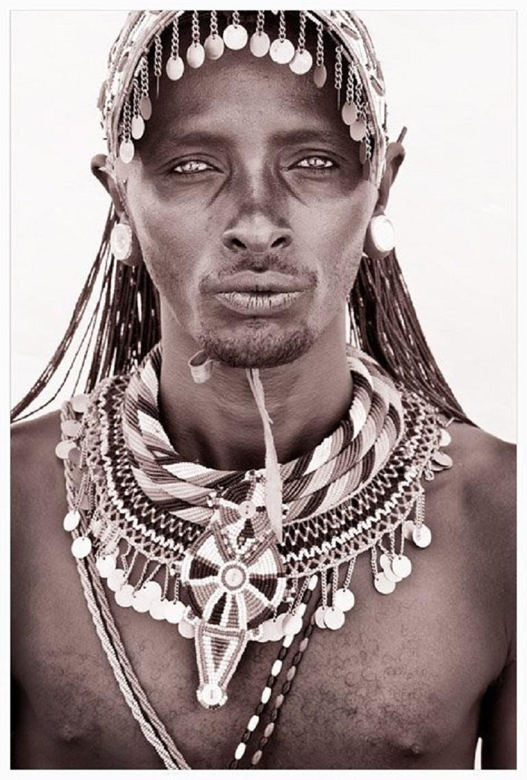 Ein Samburu-Krieger aus Kenia

Eine Rückkehr nach Kenia.  Auf dieser Reise wählte John einen anderen Ansatz für die Beleuchtung.  Behelfsmäßige Studios aus vor Ort erworbenen weißen Laken bauen, die von vier Kriegern und ihren Speeren hochgehalten