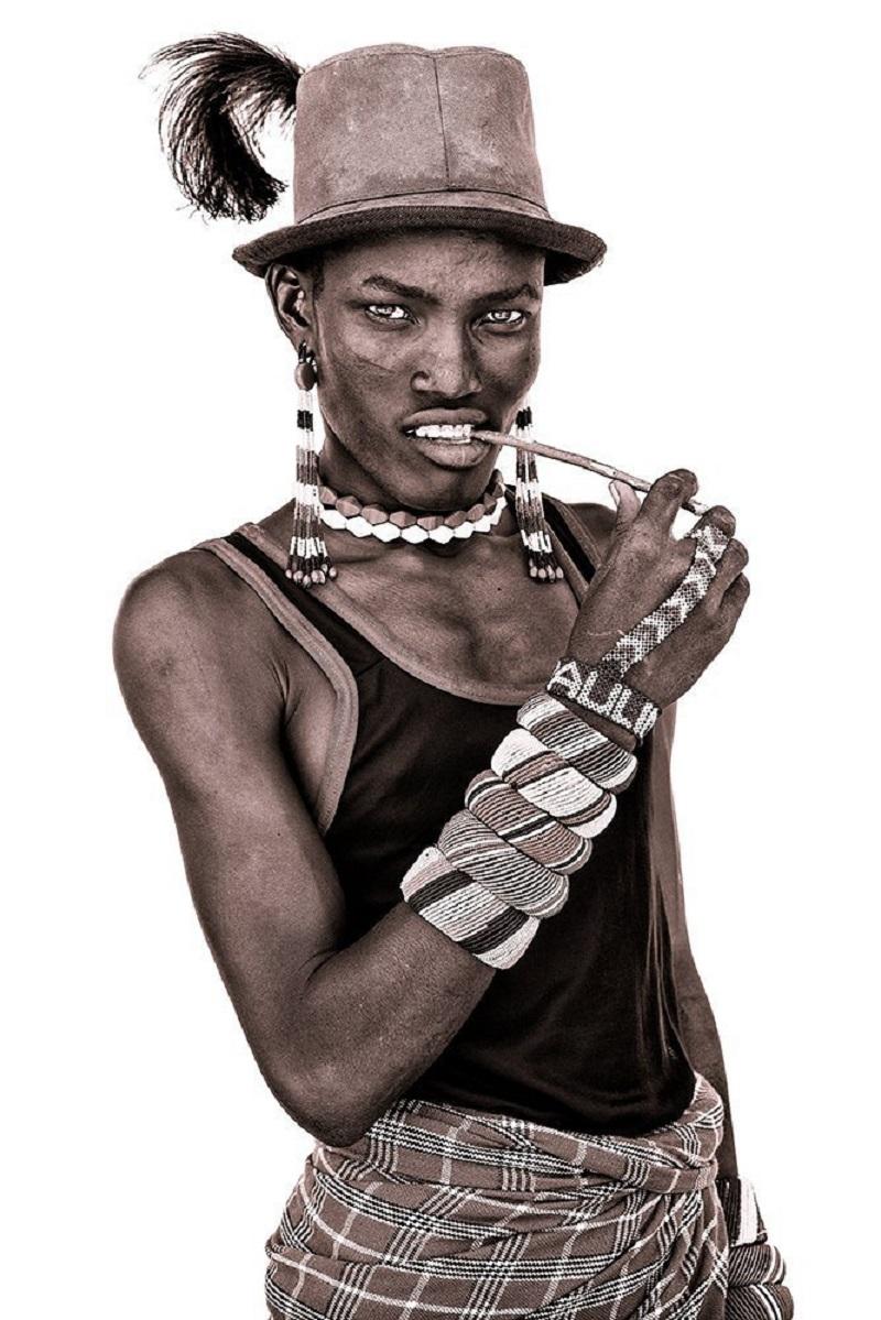 Un giovane guerriero Turkana

I. Johns utilizza una semplice luce naturale e costruisce studi primitivi di fortuna con lenzuola bianche acquistate localmente! La luce soffusa gli permette di catturare un notevole livello di dettaglio. Il contegno