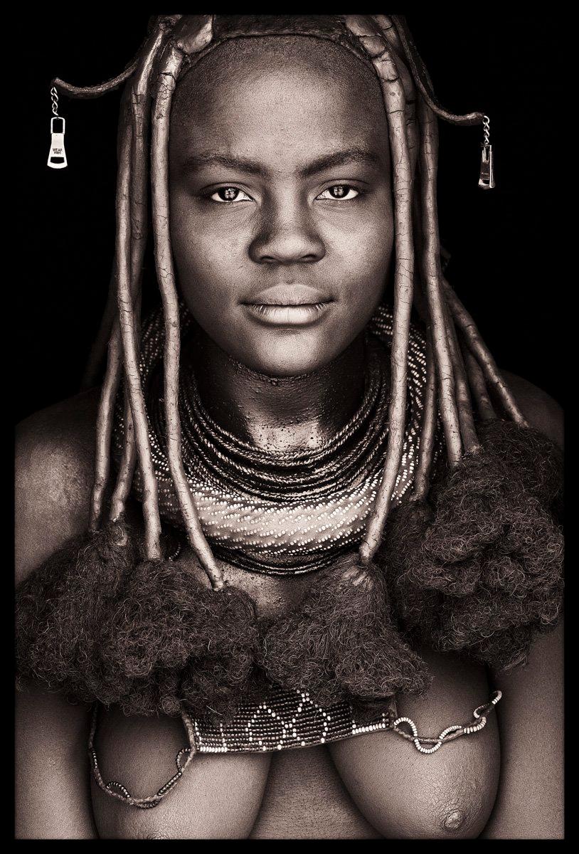 Mukuru di John Kenny.  Foto ritratto 26,5 x 18" con montaggio frontale in acrilico 2010