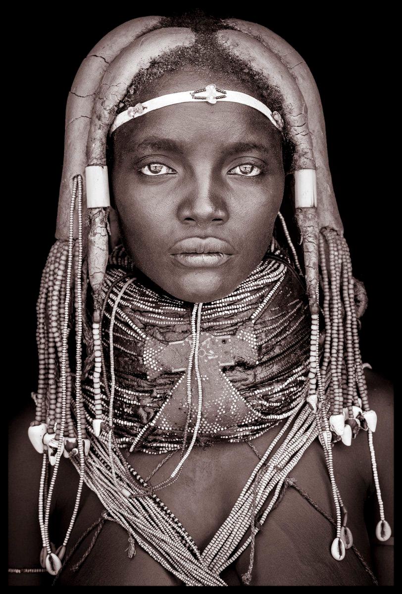 For the Mumuhuila hair indicates social status. Hairstyles, like necklaces, change throughout a lady’s adolescent and adult life. For an adult like Mynga, the number of dreadlock structures or ‘nontombii’ is significant and certain events, such as a