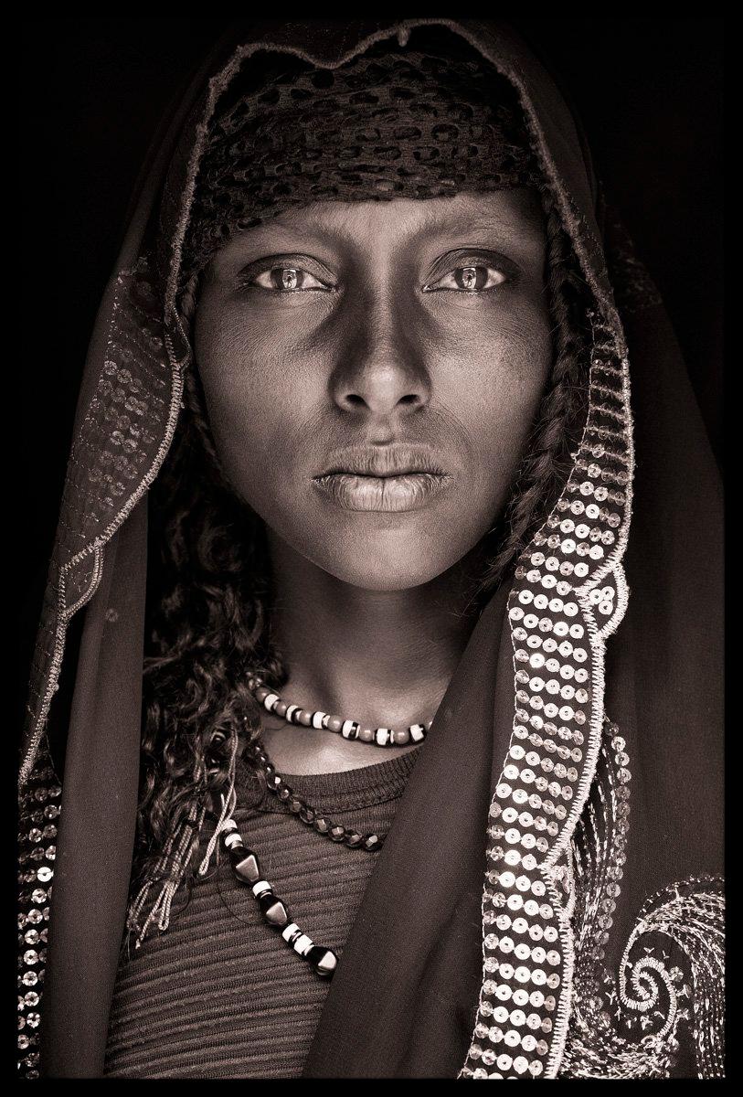Oromo Lady of Bati di John Kenny. Ritratto, stampa tipo C con montaggio acrilico