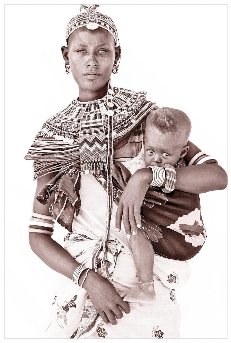 Wie die Massai halten auch die Rendille-Frauen und ihre Kinder ihr Haar sehr kurz. Diese Mutter lässt jedoch ein Haarbüschel auf der Vorderseite ihres Kindes zurück, das von der starken Äquatorsonne ihrer Heimat heller gebleicht worden ist.

Eine