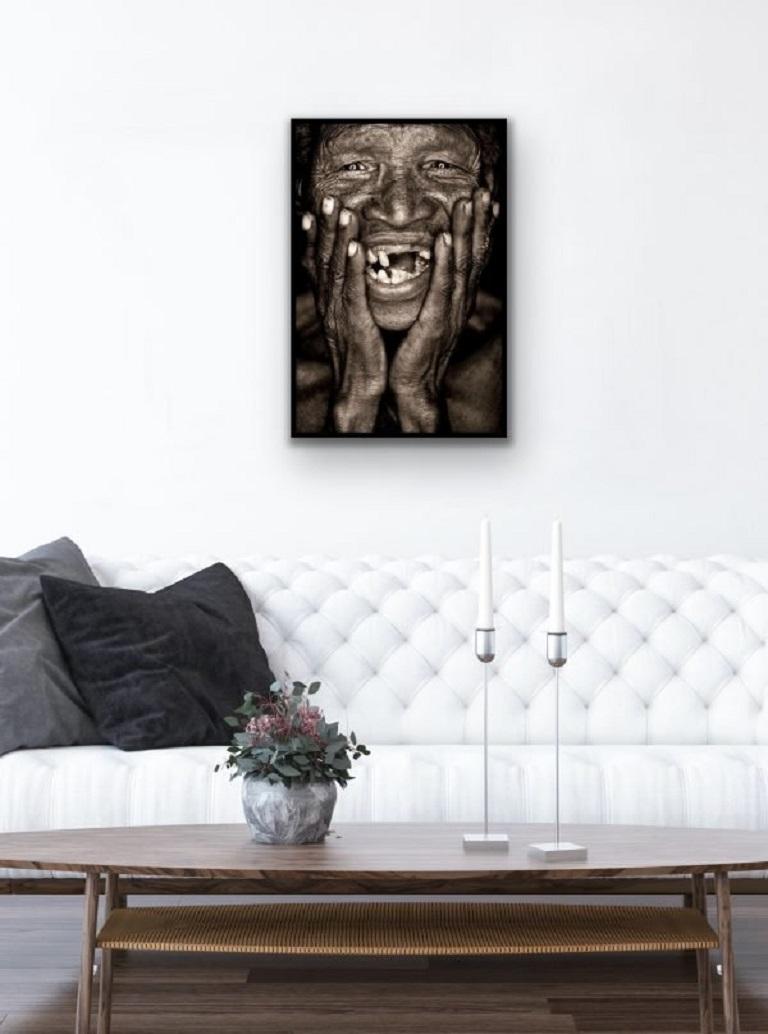 The San Man de John Kenny.  Photographie de portrait de 67 x 46 cm avec peinture à visage en acrylique en vente 2