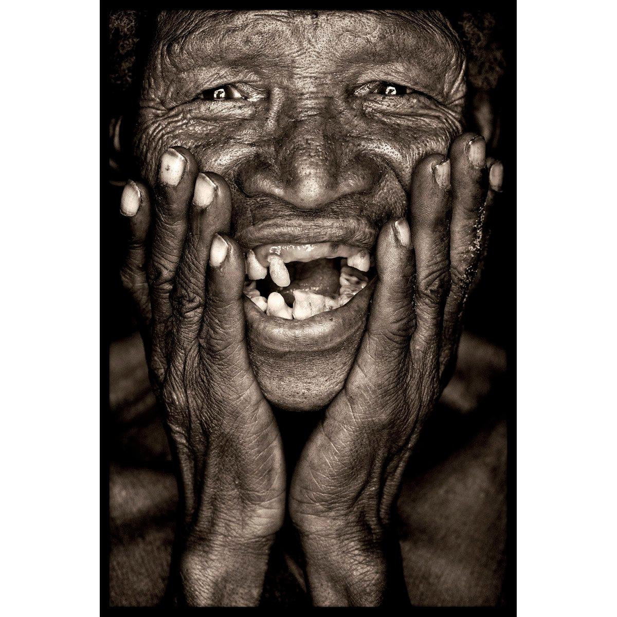 El Hombre San de John Kenny.  Foto retrato de 26,5 x 18" con montura facial acrílica
