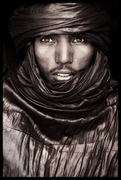 Tuareg Vision of Intensity von John Kenny. Porträt, C-förmiger Druck, Acrylbefestigung