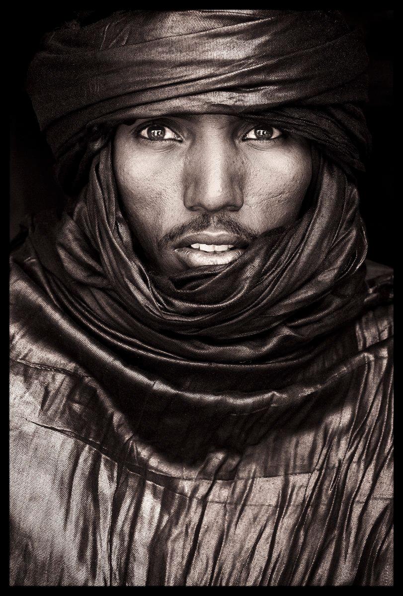 Im Januar 2009 besuchte John Kenny das Festival der Wüste in Mali. Das Treffen der Tuareg-Musiker fand damals jährlich in Essakane statt - etwa 100 km von Timbuktu entfernt in der Sahara,

Dieser auffällige Tuareg-Mann wanderte mit seinen Kamelen