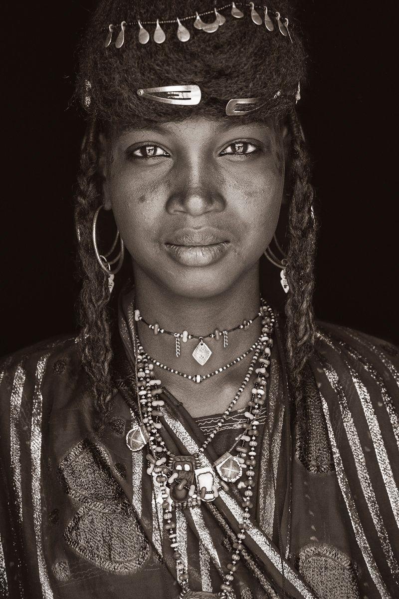 Wodaabe Jungfrau von John Kenny.  Porträtfoto im Format 36 x 24 Zoll mit Acryl-Gesichtshalterung