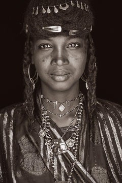 Wodaabe Maiden de John Kenny.  Photo portrait 36 x 24"" avec montage frontal en acrylique