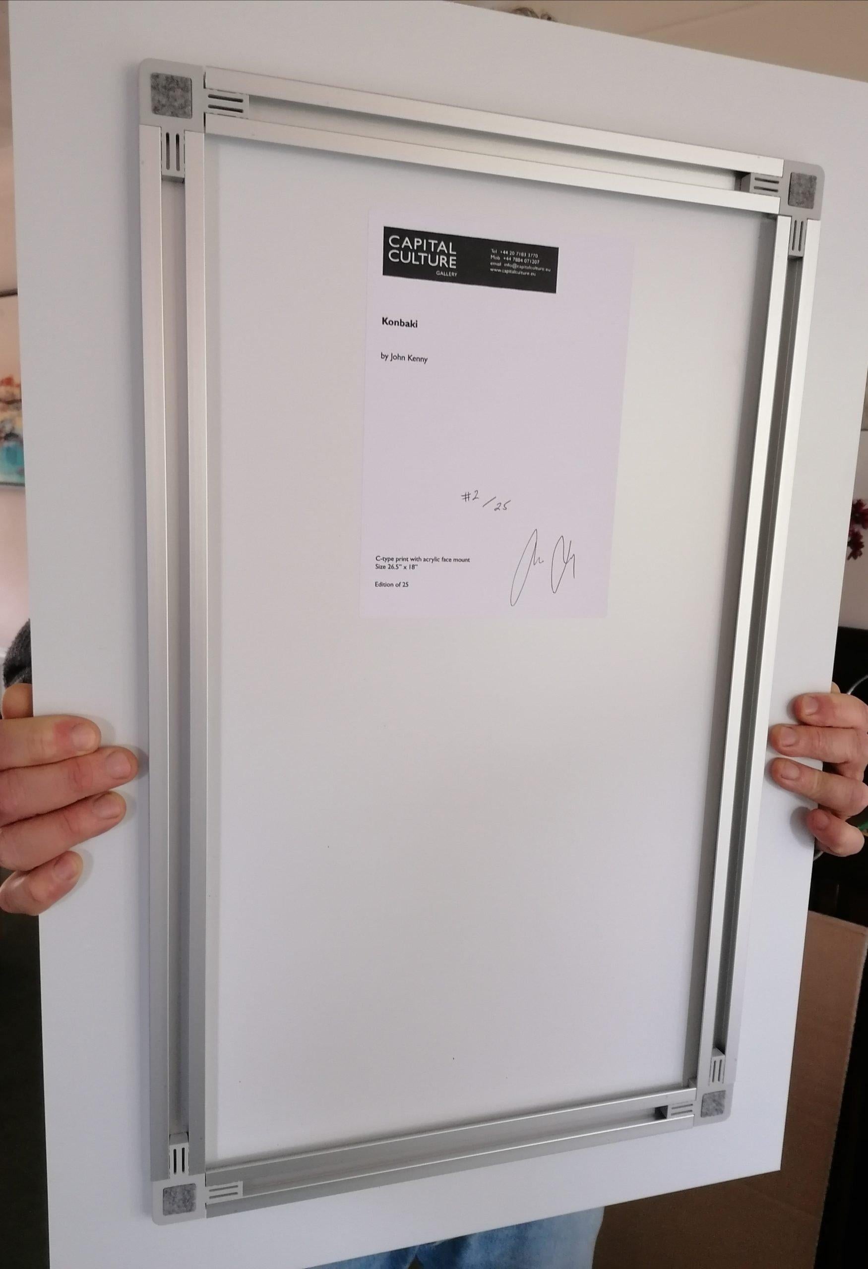 Acuan – Fotografie von John Kenny, C-Typ-Druck mit Acryl-Gesichtshalterung im Angebot 1