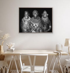 Un'epoca di gioia - Ritratto di John Kenny. Foto in BW di tre anziane donne africane