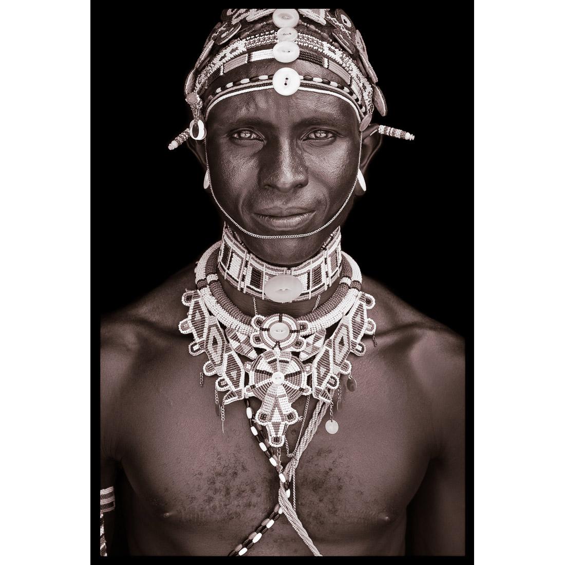 Ein Porträt von Kakuwsa, einem Rendille-Mann aus Nordkenia im Jahr 2019.

John Kennys Arbeiten werden alle vor Ort in einigen der entlegensten Winkel Afrikas gedreht. Seine Bilder werden alle mit natürlichem Licht und in der Alltagskleidung seiner