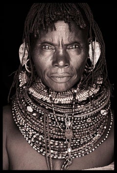 Lady Elder of Suguta de John Kenny. Tirage de type C avec monture en acrylique