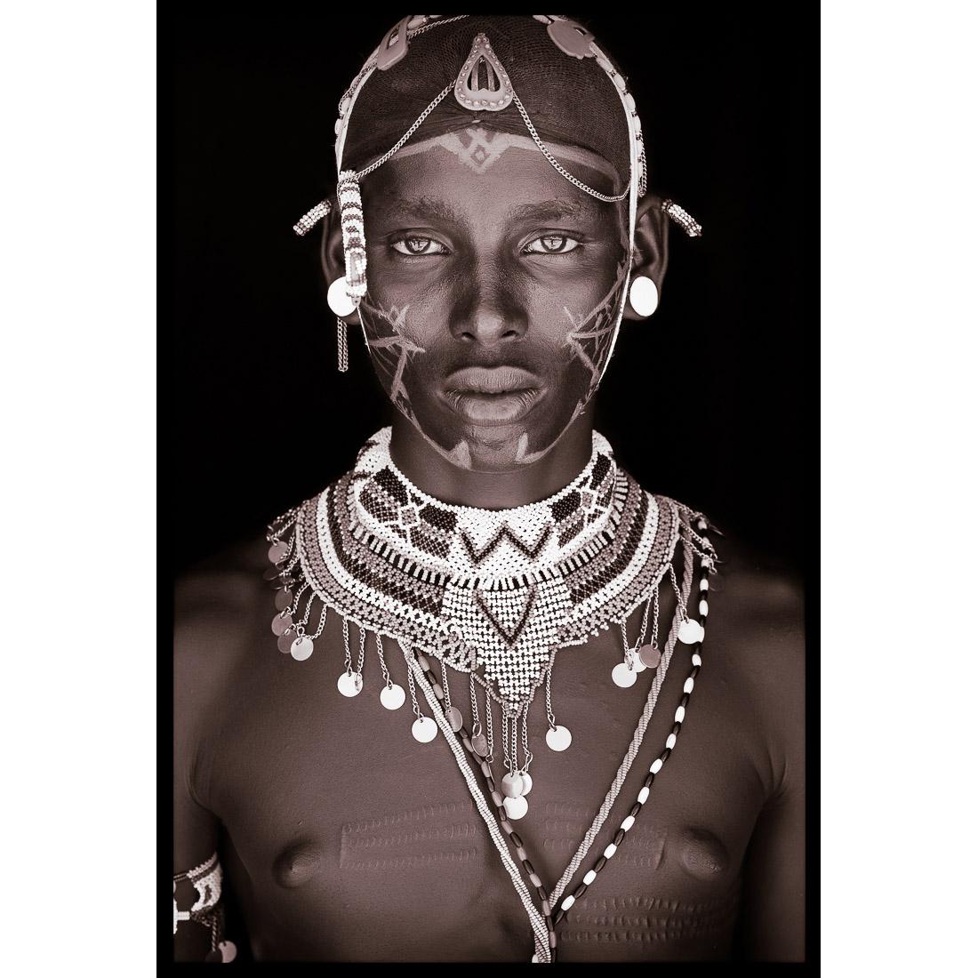 Ein Porträt von Lekutano, einem Samburu-Mann aus Nordkenia im Jahr 2019.

John Kennys Arbeiten werden alle vor Ort in einigen der entlegensten Winkel Afrikas gedreht. Seine Bilder werden alle mit natürlichem Licht und in der Alltagskleidung seiner