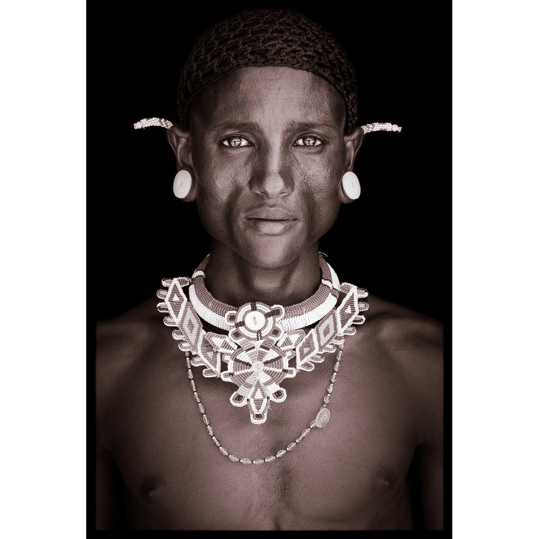 Ein Porträt von Lemarleni, einem Samburu-Mann aus Nordkenia im Jahr 2019.

John Kennys Arbeiten werden alle vor Ort in einigen der entlegensten Winkel Afrikas gedreht. Seine Bilder werden alle mit natürlichem Licht und in der Alltagskleidung seiner
