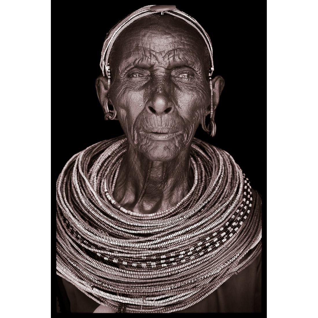 Ein Porträt von Lerrin, einer Rendille-Matriarchin aus Nordkenia im Jahr 2019.  Eine ältere Frau aus Afrika, deren Blick nach einem Leben voller Herausforderungen in der Hitze der afrikanischen Steppe voller Weisheit ist.

John Kennys Arbeiten