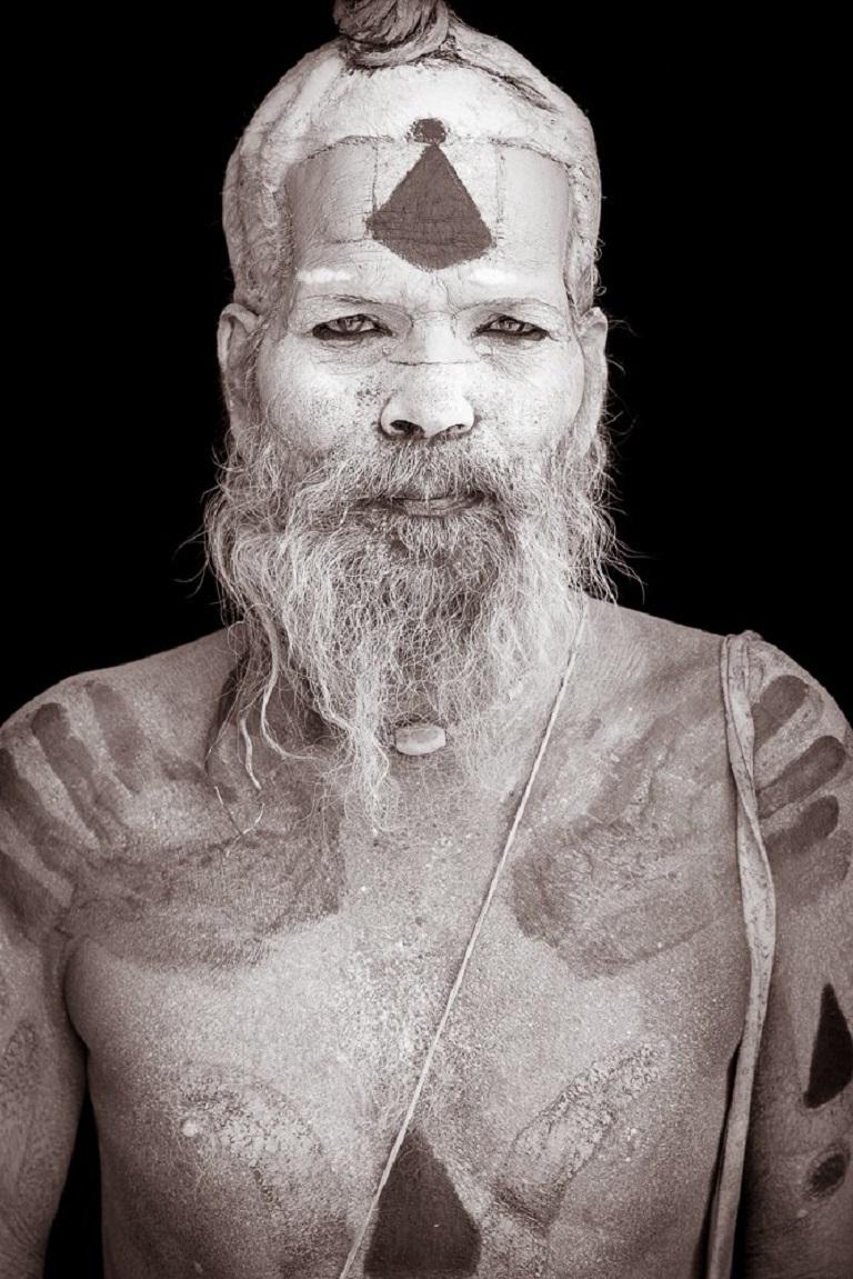 Ce portrait de Loha, un sadhu "Naga", a été réalisé à Pashupatinath, l'un des sites les plus sacrés de l'hindouisme.   Lord Pashupatinath est une manifestation de Lord Shiva et son nom se traduit par "protecteur des animaux".   Les sadhus Naga se