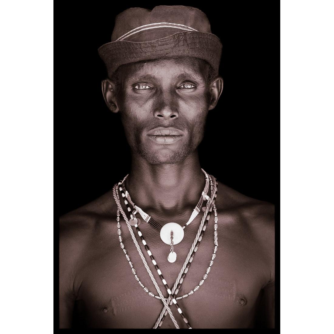 Ein Porträt von Ltailson, einem Samburu-Mann aus Nordkenia im Jahr 2019.

John Kennys Arbeiten werden alle vor Ort in einigen der entlegensten Winkel Afrikas gedreht. Seine Bilder werden alle mit natürlichem Licht und in der Alltagskleidung seiner